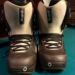 Snowboard boots